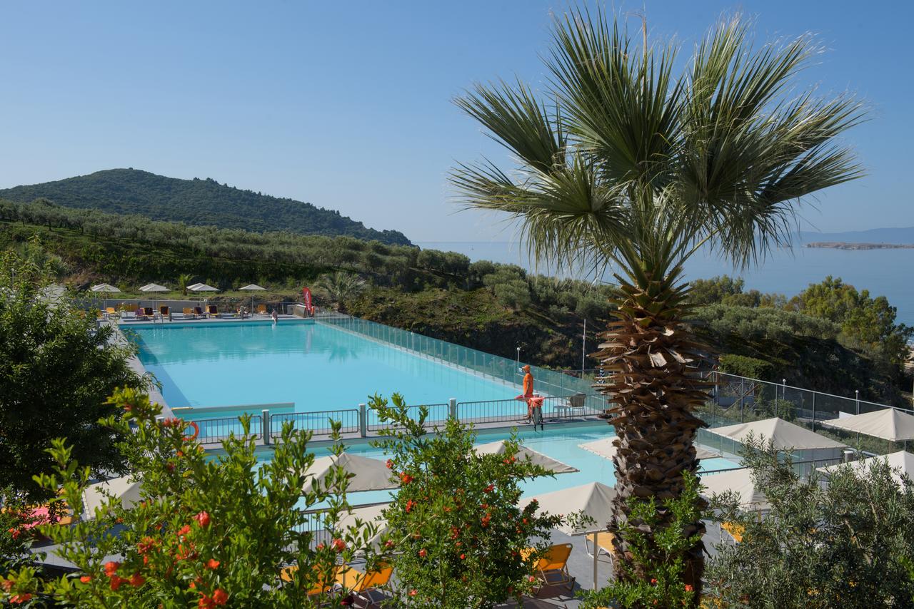  Akrathos Beach Hotel , Aristotelis